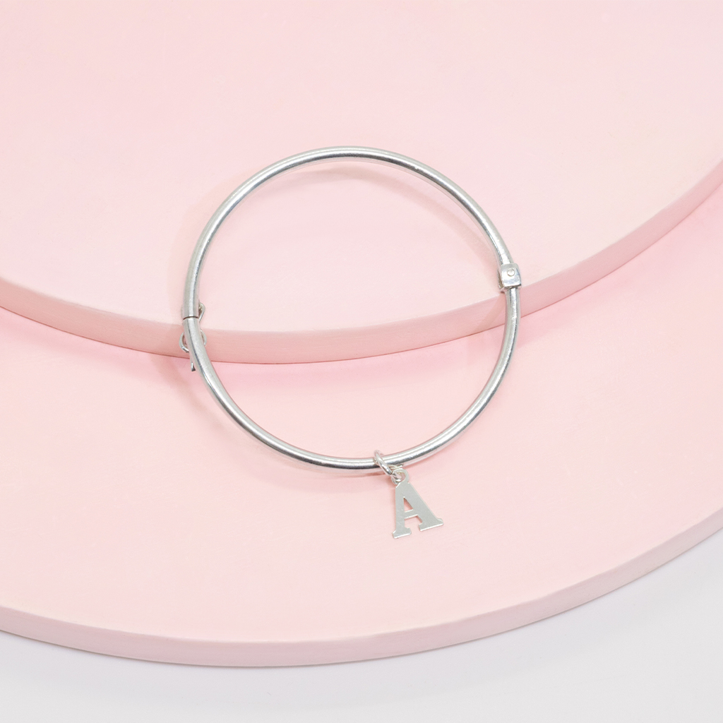 puñ peque con A dj pl Bangle Kids con Letra Plata - Imagen 1
